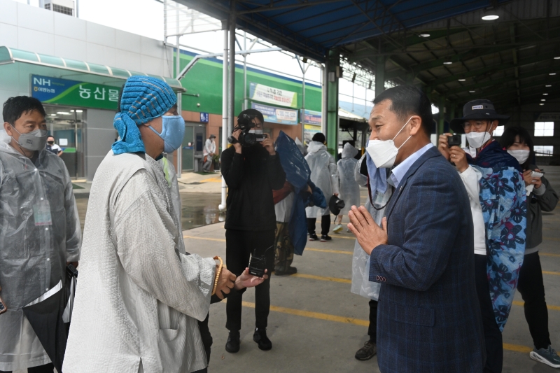 우중에도 순례대중을 환영해주는 지역민들  (2)